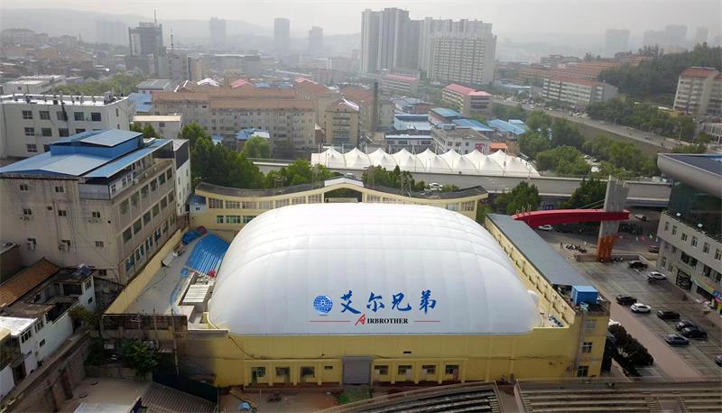 不受場地限制，可以在樓頂上建設的充氣體育館